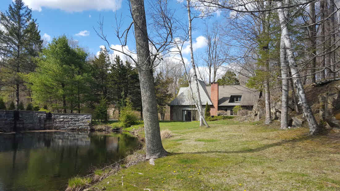 Building photograph for 261 TACONIC ROAD